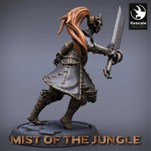 Load image into Gallery viewer, Amazon Heavy Soldier With Great Sword - Attack - Mist of the Jungle - Rescale Miniatures - Wargaming D&amp;D DnD